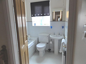 Deva Cottage - Cottage offers an electric shower over the bath and electric mirror for shaving
