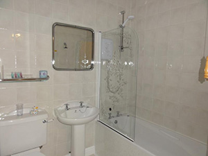 Jasmine Cottage - Shower over bath, illuminated mirror, towel rail