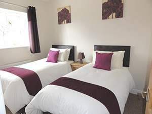 Deva Cottage - Twin beds suitable for family holidays