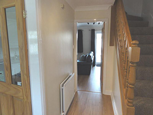 Deva Cottage - Hallway from kitchen to lounge area