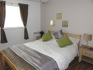Canalside Apartment - Serviced accommodation includes change of bed linen