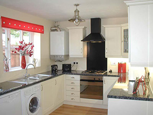 The Mews Cottage - Fully equipped kitchen with everything a family needs for a self catering holiday in Chester